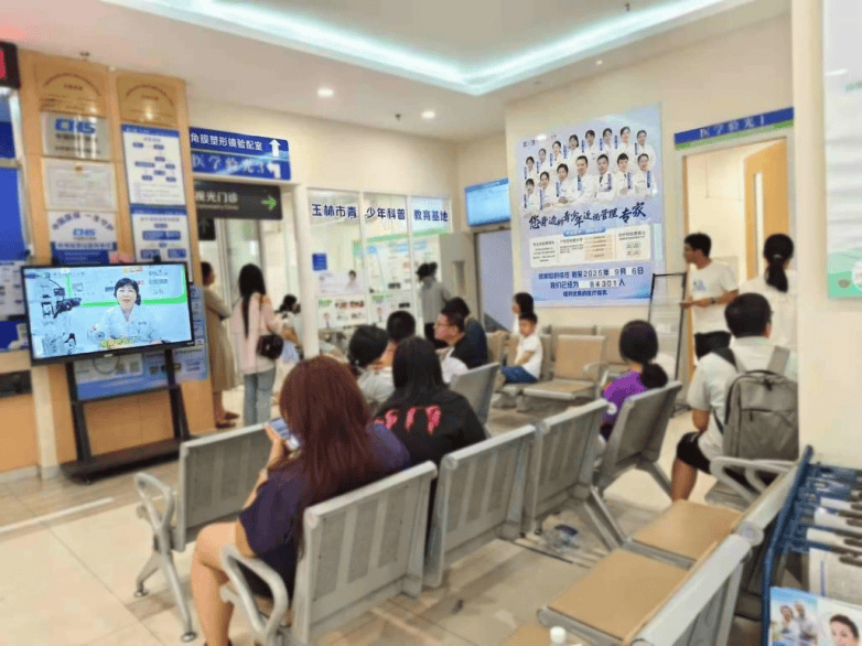 小女孩稳住度数增长OK镜助力青少年近视防