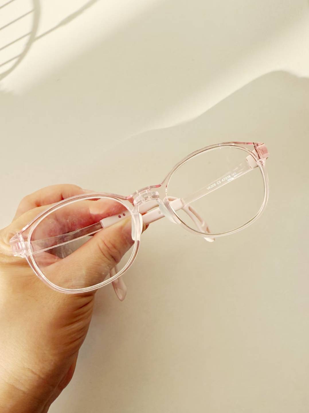 学眼镜专业近视防控镜与镜片守护孩子清晰未来澳门新葡京网站青少年近视防控优选上海卫康光(图2)